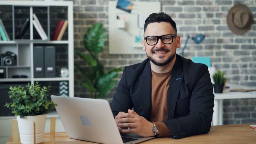 Emprendedor usando Facturo Más